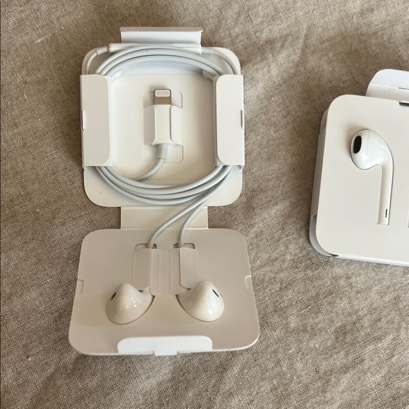 Apple 2 Pairs White Earbud Headphones - Picture 2 of 2